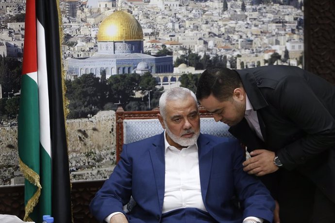 Archivo - December 20, 2023, Doha, Qatar: Hamas leader ISMAIL HANIYEH (L) during a meeting with Iranian Foreign Minister (unseen) in Doha. The Iranian top diplomat is visiting Qatar for the fourth time since the beginning of the Hamas-Israel conflict.