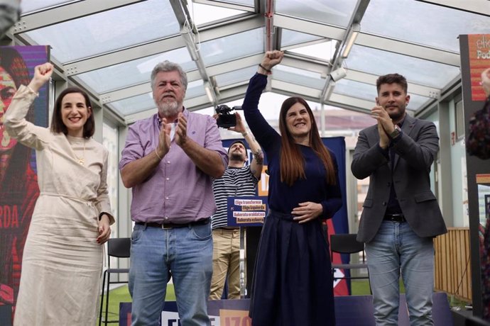 La candidata de Elkarrekin Podemos a lehendakari, Miren Gorrotxategi, junto a candidatos de la formación