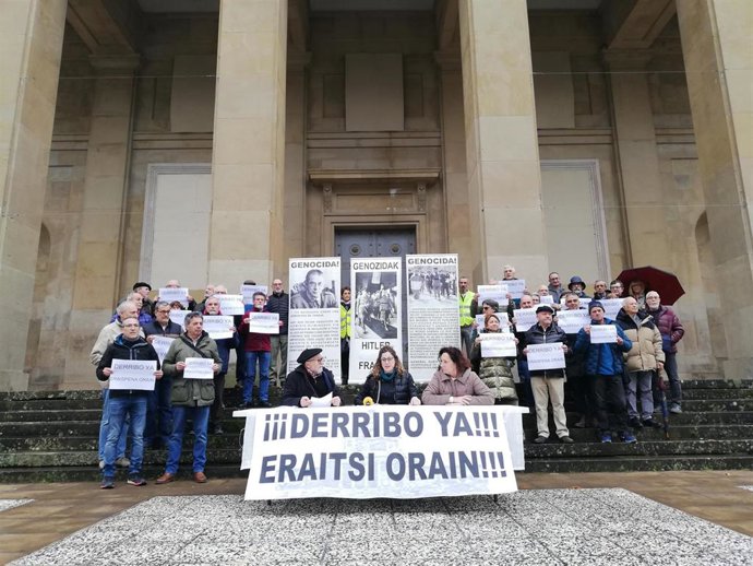 Archivo - Foto de archivo de una rueda de prensa de la plataforma por el derribo del Monumento a los Caídos de Pamplona.