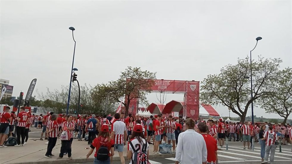 Aficionados del Athletic en Sevilla en las horas previas a la final de Copa