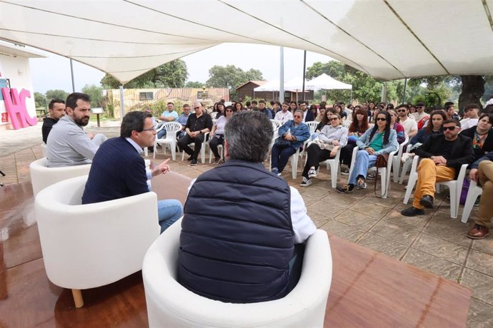 El presidente de la Diputación de Badajoz, Miguel Ángel Gallardo, interviene en la convivencia con los alumnos de la residencia universitaria Hernán Cortés