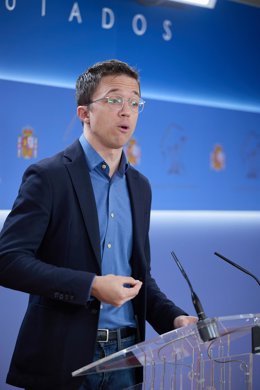El líder de Más País, Iñigo Errejón, durante una rueda de prensa anterior a la reunión de la Junta de Portavoces, a 2 de abril de 2024, en Madrid (España).