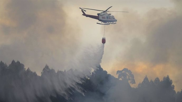 Helicóptero del 112 interviene en la extinción de un incendio en Cantabria (archivo)