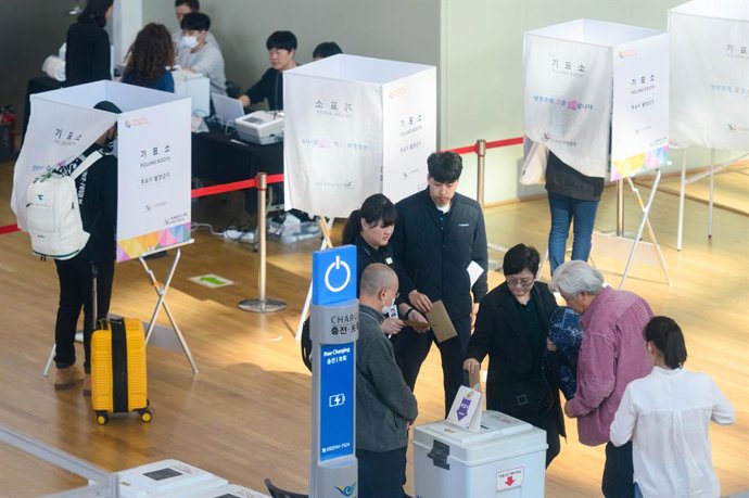 April 5, 2024, Incheon, South Korea: South Koreans cast their votes at a polling station in the departure hall of Incheon International Airport in South Korea. South Koreans seen voting on the first day of the election at polling station in the departur