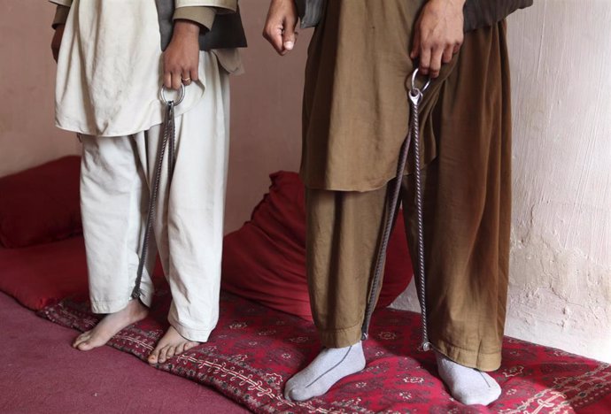 Archivo - Imagen de archivo de dos presos en Afganistán.