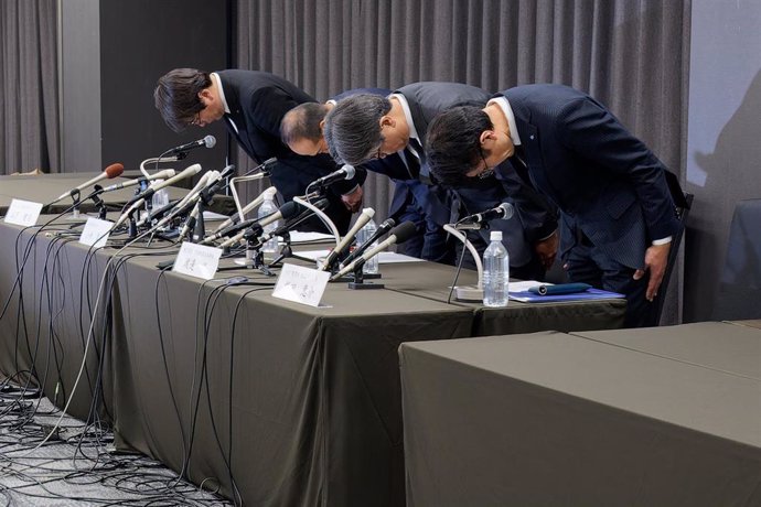 La cúpula ejecutiva de la farmacéutica Kobayashi se disculpa ante la población en rueda de prensa, el pasado 29 de marzo 