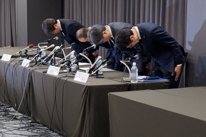 OSAKA, March 29, 2024  -- President of Kobayashi Pharmaceutical Akihiro Kobayashi (2nd L) and others bow at a press conference in the city of Osaka, Japan, March 29, 2024. Japanese drugmaker Kobayashi Pharmaceutical on Friday confirmed a fifth death relat