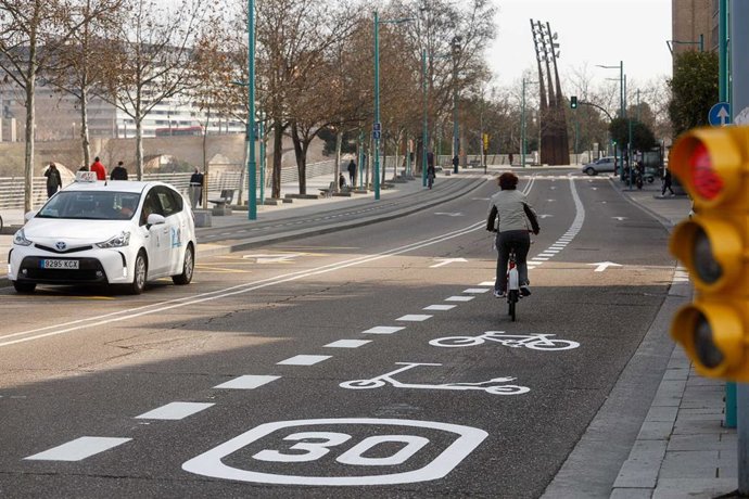 Archivo - Ciclocarril en el paseo Echegaray.