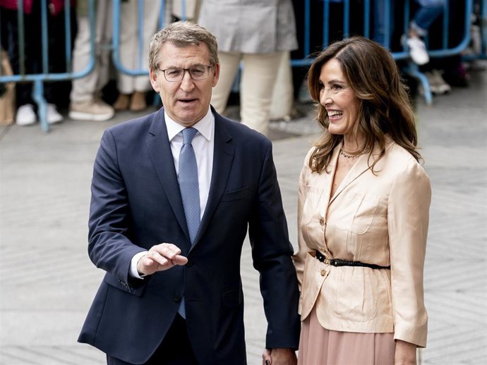 El presidente del Partido Popular, Alberto Núñez Feijóo, a su llegada a la boda del alcalde de Madrid, José Luis Martínez-Almeida y Teresa Urquijo, en la parroquia San Francisco de Borja, a 6 de abril de 2024, en Madrid (España).