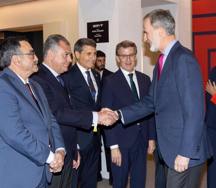 Sanz saluda al rey antes del encuentro en el estadio de la Cartuja