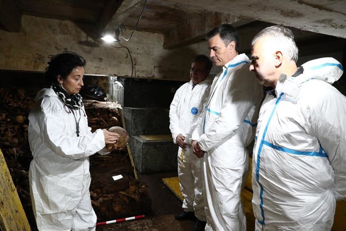 El presidente del Gobierno, Pedro Sánchez, junto al ministro y el secretario de Estado de Memoria Democrática en el laboratorio en la cripta del Valle de Cuelgamuros.