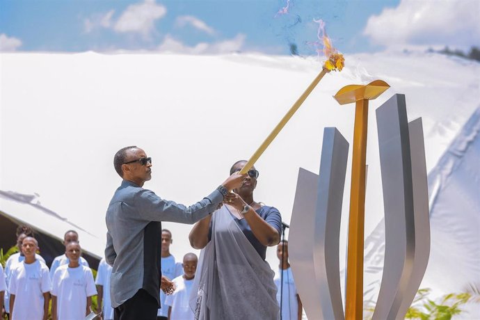 Archivo - El presidente de Ruanda, Paul Kagame, durante una ceremonia de conmemoración del genocidio en 2023 