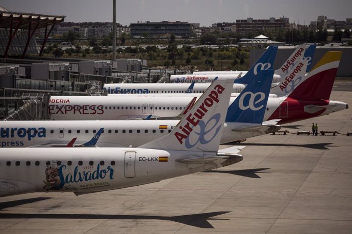 Archivo - Varios aviones de Air Europa e Iberia en la terminal T4 del Aeropuerto Adolfo Suárez Madrid-Barajas.
