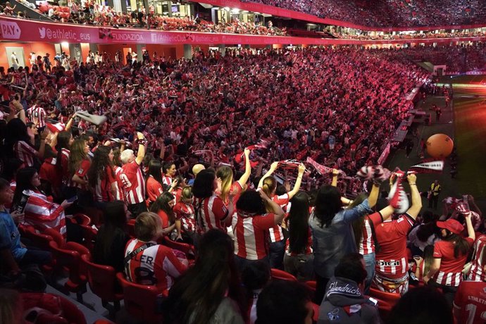 Miles de aficionados celebran en San Mamés la victoria del Athletic en la final de Copa