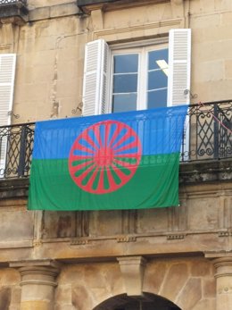 Archivo - Bandera gitana colgada en un balcón para conmemorar el Día Internacional del Pueblo Gitano