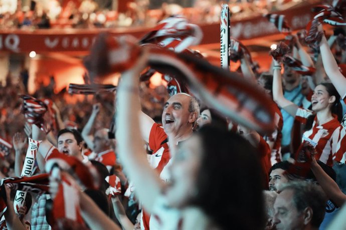 Aficionados del Athletic Club de Bilbao celebran la victoria de su equipo tras ganar la Copa del Rey 2024, a 6 de abril de 2024, en el estadio de San Mamés, Bilbao, Vizcaya, País Vasco (España). Aficionados del Athletic Club de Bilbao han salido a celebra
