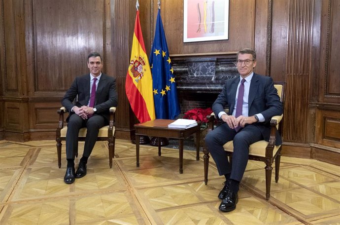 Archivo - El presidente del Gobierno, Pedro Sánchez (i), y el líder del PP, Alberto Núñez Feijóo (d), durante una reunión, en el Congreso de los Diputados, a 22 de diciembre de 2023, en Madrid (España).