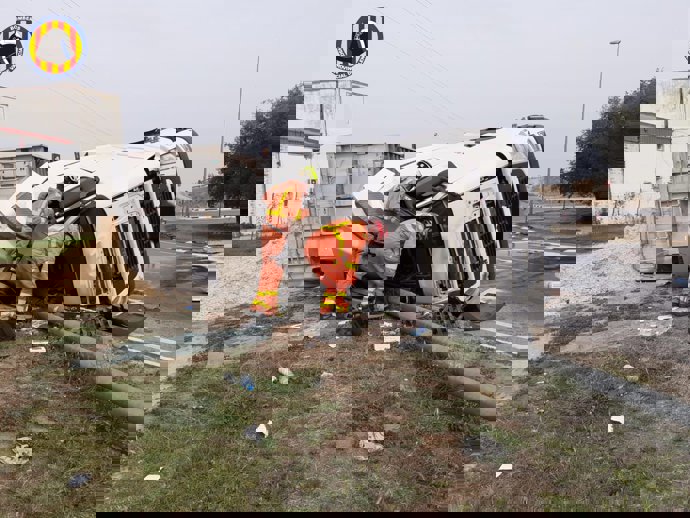 Herido un hombre de 52 años tras volcar un camión cargado con residuos de pan en Gandia