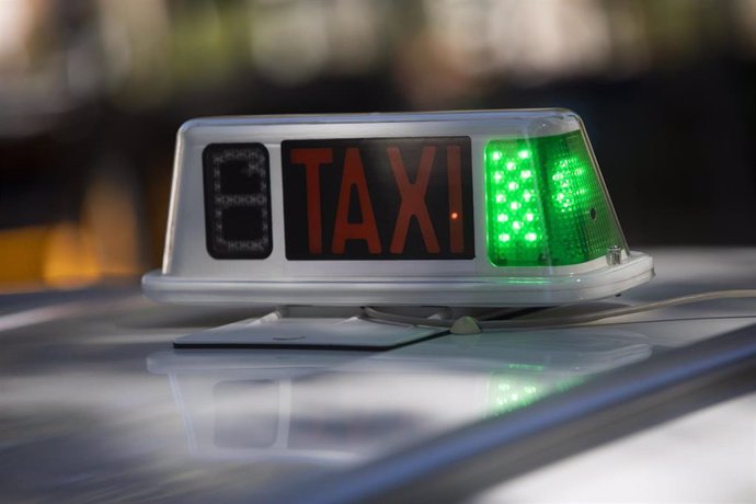 Archivo - Detalle de un taxi en su parada.