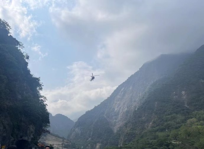 Un helicóptero sobrevuela el Parque Nacional de Taroko (Taiwán) tras el terremoto 