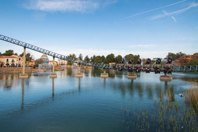 Archivo - Vista panorámica del lago y el Furius Baco,una de las atracciones más rápidas del parrque, en el día de la presentación de la temporada 2022, en PortAventura, a 8 de abril de 2022, en Salou, Tarragona, Cataluña (España).  