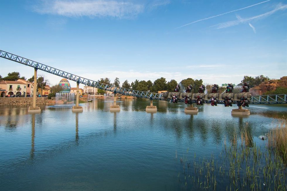Archivo - Vista panorámica del lago y el Furius Baco,una de las atracciones más rápidas del parrque, en el día de la presentación de la temporada 2022, en PortAventura, a 8 de abril de 2022, en Salou, Tarragona, Cataluña (España).  