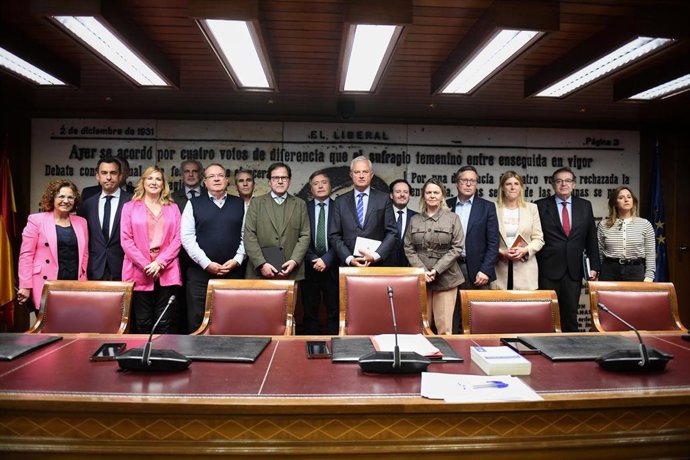 Foto de familia de los asistentes a la constitución y designación de la mesa de la Comisión de Investigación por el ‘caso Koldo’, en el Senado, a 1 de abril de 2024, en Madrid (España). La Comisión de Investigación es sobre los contratos públicos realizad