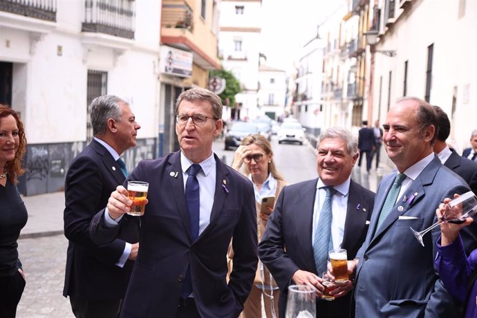 Archivo - El presidente del PP, Alberto Núñez Feijóo (i) tomandose una cerveza en un céntrico bar de la capital hispalense. A 04 de Abril de 2023, en Sevilla (Andalucía, España). 