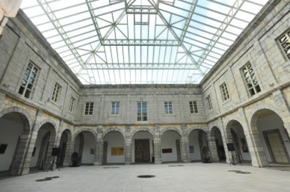 Patio del Parlamento de Cantabria