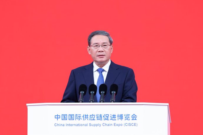 Archivo - BEIJING, Nov. 28, 2023  -- Chinese Premier Li Qiang attends the opening ceremony of the first China International Supply Chain Expo and the Global Supply Chain Innovation and Development Forum, and delivers a keynote speech in Beijing, capital o