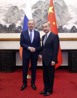 Archivo - BEIJING, Oct. 16, 2023  -- Chinese Foreign Minister Wang Yi, who is also a member of the Political Bureau of the Communist Party of China Central Committee, meets with his Russian counterpart Sergei Lavrov at the Diaoyutai State Guesthouse in Be