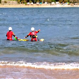 Archivo - Efectivos de rescate en la playa del Puntal de Laredo