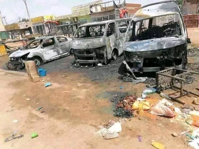 Archivo - KHARTOUM, Sept. 29, 2023  -- This photo taken on Sept. 28, 2023 shows passenger buses hit by an artillery shell launched by the Sudanese paramilitary Rapid Support Forces at Al-Jarrafa neighborhood, Sudan. Violent clashes continued Thursday betw