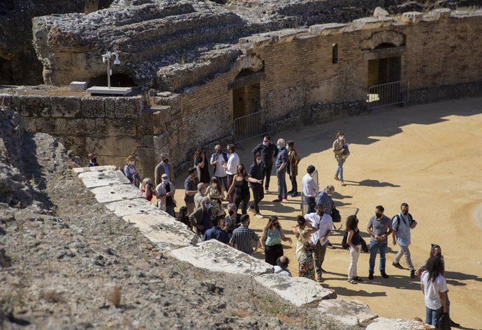 Archivo - Visitantes en el Conjunto Arqueológico de Itálica 