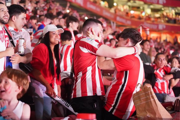 Varios aficionados del Athletic Club de Bilbao celebran el gol del Athletic, en el Estadio de San Mamés, a 6 de abril de 2024, en Bilbao, Vizcaya, País Vasco (España). 