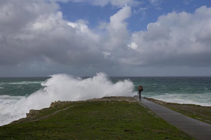Archivo - Olas durante el frente meteorológico, a 23 de febrero de 2024, en A Coruña, Galicia (España). 