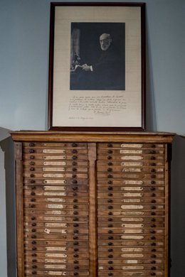 Archivo - Un cuadro del científico Ramón y Cajal durante la inauguración de la exposición ‘El Legado Histórico de Santiago Ramón y Cajal’, en el Museo Nacional de Ciencias Naturales, 