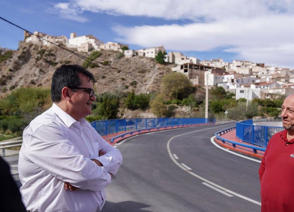 Archivo - Antonio Jesús Rodríguez visita una carretera de la red provincial