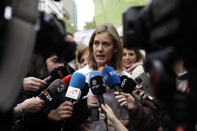 La candidata de los Comuns Sumar a las elecciones catalanas, Jéssica Albiach, en declaraciones a los periodistas en una manifestación en Barcelona contra la privatización de la sanidad