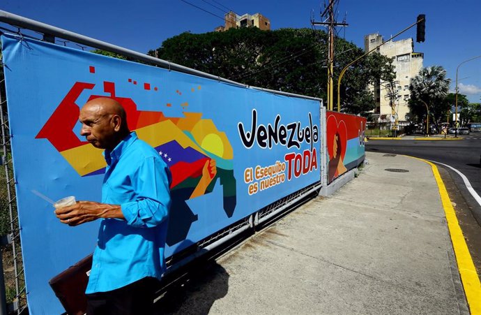 Archivo - Mural en Valencia, Venezuela, por el Esequibo que enfrenta a Venezuela y Guyana