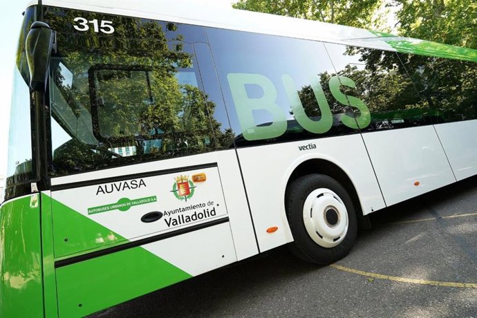 Archivo - Uno de los autobuses de la flota de Auvasa.