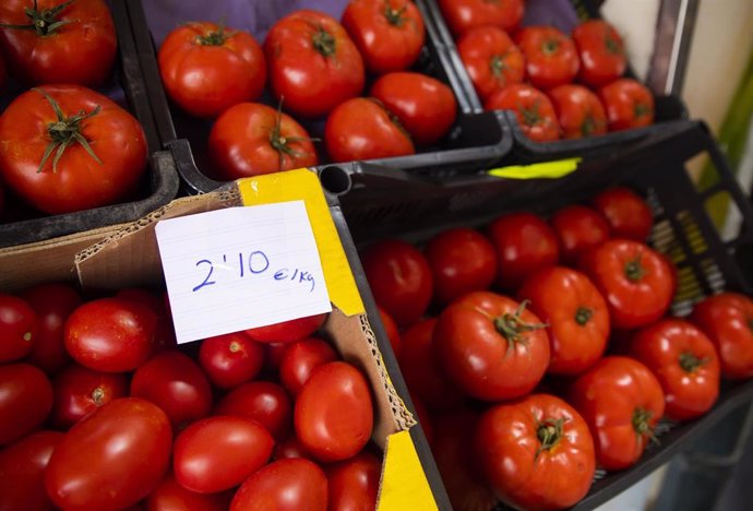 Archivo - Tomates en un puesto de frutas y verduras de un mercado de abastos
