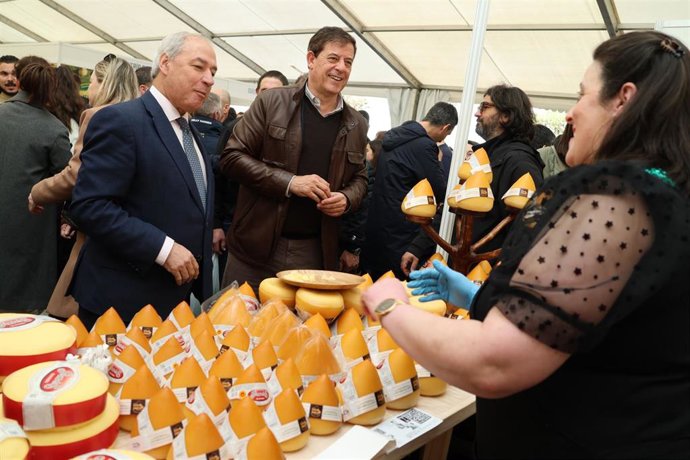 El portavoz del grupo socialista en el Parlamento de Galicia, José Ramón Gómez Besteiro, en la Festa do Queixo de San Simón.