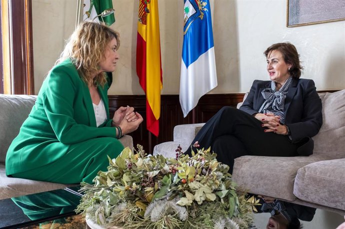 La alcaldesa de Huelva, Pilar Miranda, ha recibido en el Ayuntamiento a la cónsul de Portugal en Andalucía, Claudia Boesch