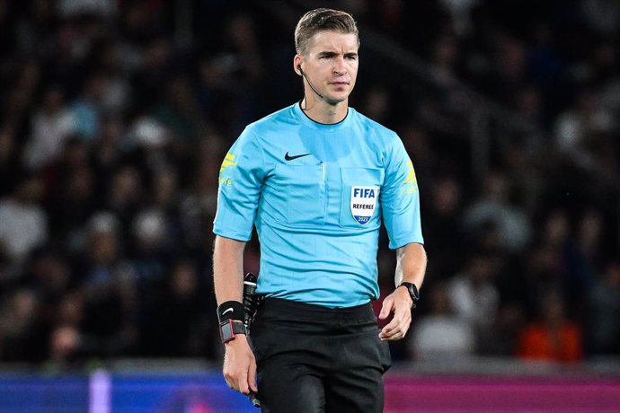 Archivo - Referee Francois LETEXIER during the French championship Ligue 1 football match between Paris Saint-Germain and RC Lens on August 26, 2023 at Parc des Princes stadium in Paris, France - Photo Matthieu Mirville / DPPI