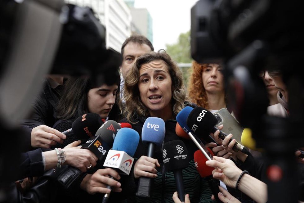 La candidata de la CUP a las elecciones catalanas, Laia Estrada, en declaraciones a los periodistas en una manifestación en Barcelona contra la privatización de la sanidad