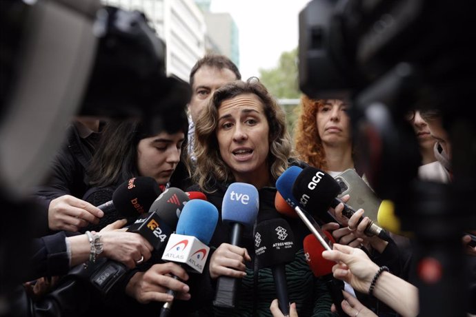 La candidata de la CUP a les eleccions catalanes, Laia Estrada, en unes declaracions als periodistes en una manifestació a Barcelona contra la privatització de la sanitat
