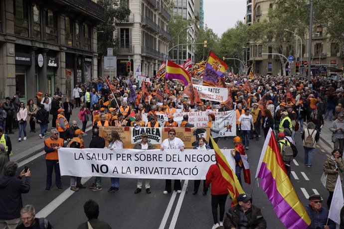 Manifestación contra la privatización de la sanidad, a 7 de abril de 2024, en Barcelona, Catalunya (España)
