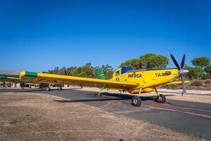 Archivo - Aviones contra incendios del Infoca en una pista de aterrizaje