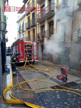 Foto: Dos intoxicadas por inhalación de humo en el incendio de una bajera en Estella